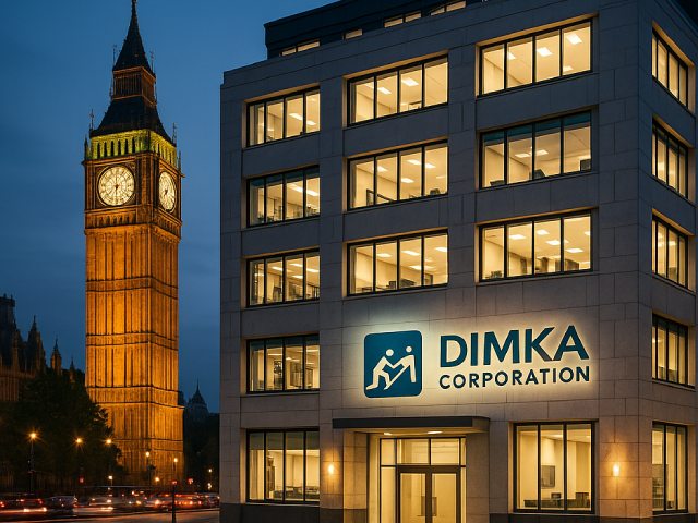 Arquitectura corporativa con skyline urbano brumoso